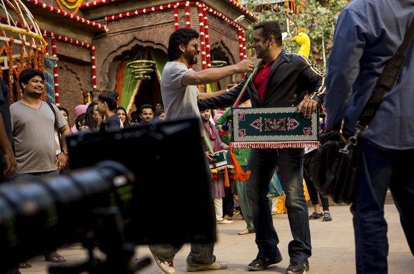 Shah Rukh Khan surprise to Salman Khan's 'Sultan' sets