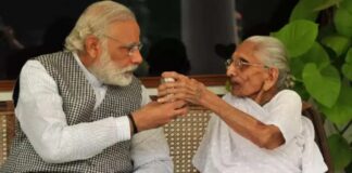 Prime Minister visits his mother in the Hospital in Ahmedabad